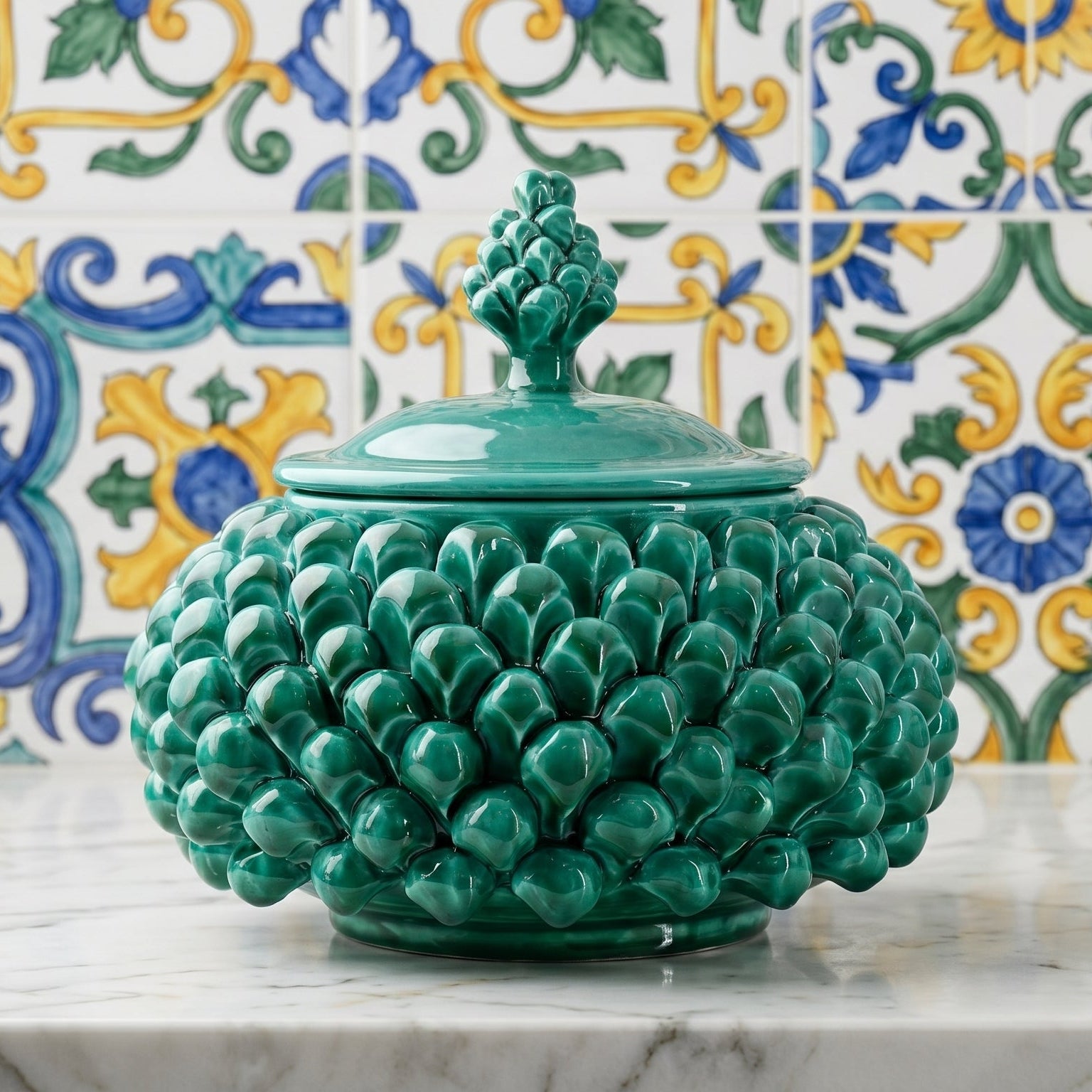 Biscottiera a Pigna, Verde Smeraldo, scaglie, coperchio. Ceramiche Sofia, Caltagirone