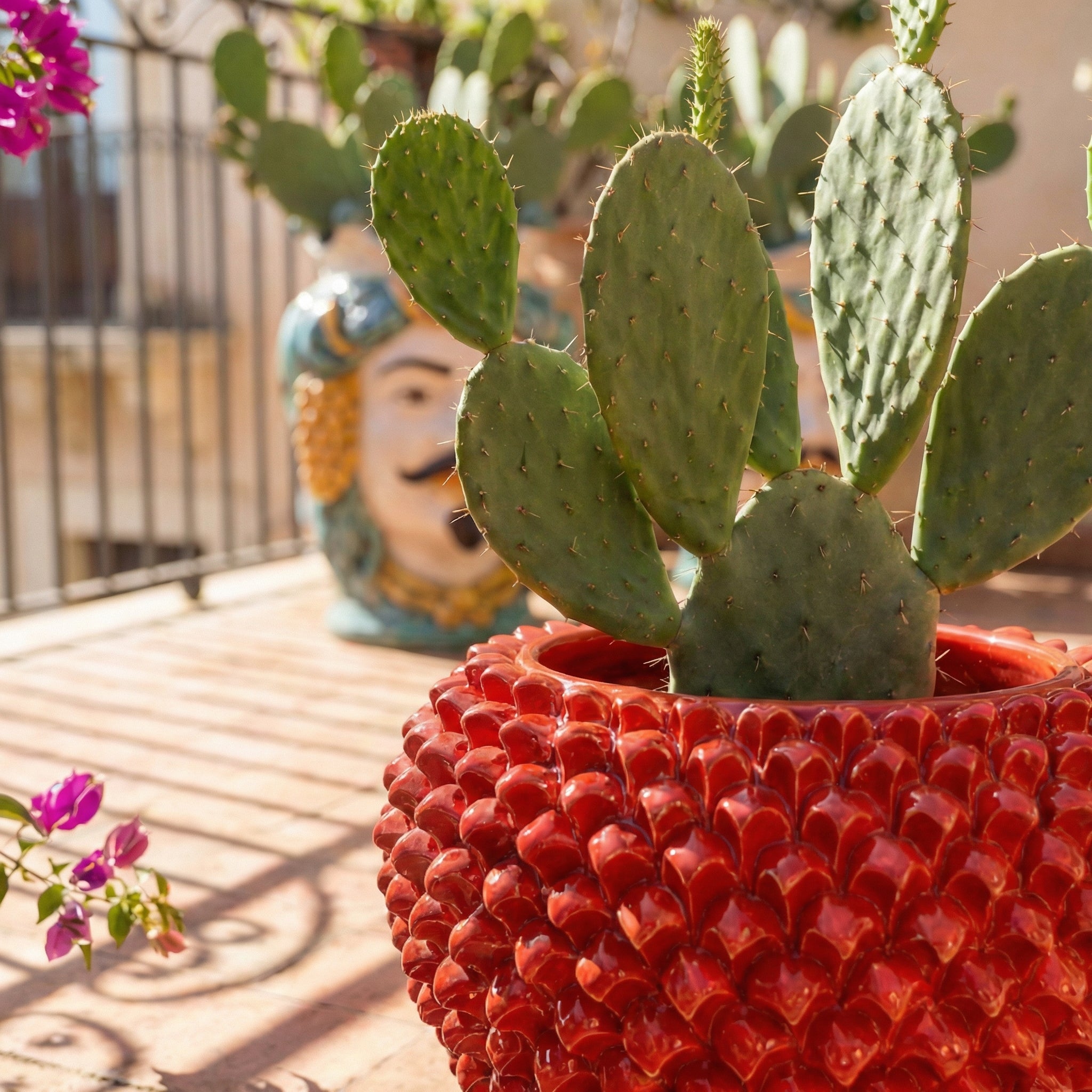 Cachepot a Pigna, Rosso Fuoco, fiori in rilievo. Ceramiche Sofia, Caltagirone