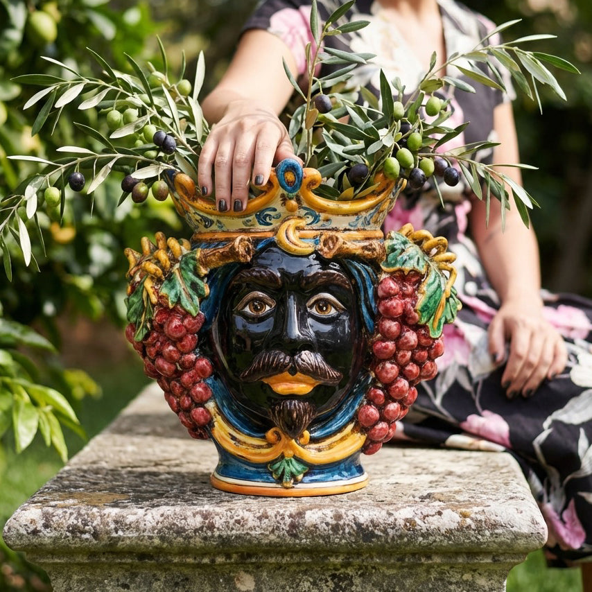 Testa di Moro con Uva, Maschio Moro, Blu e Arancio. Ceramiche Sofia, Caltagirone