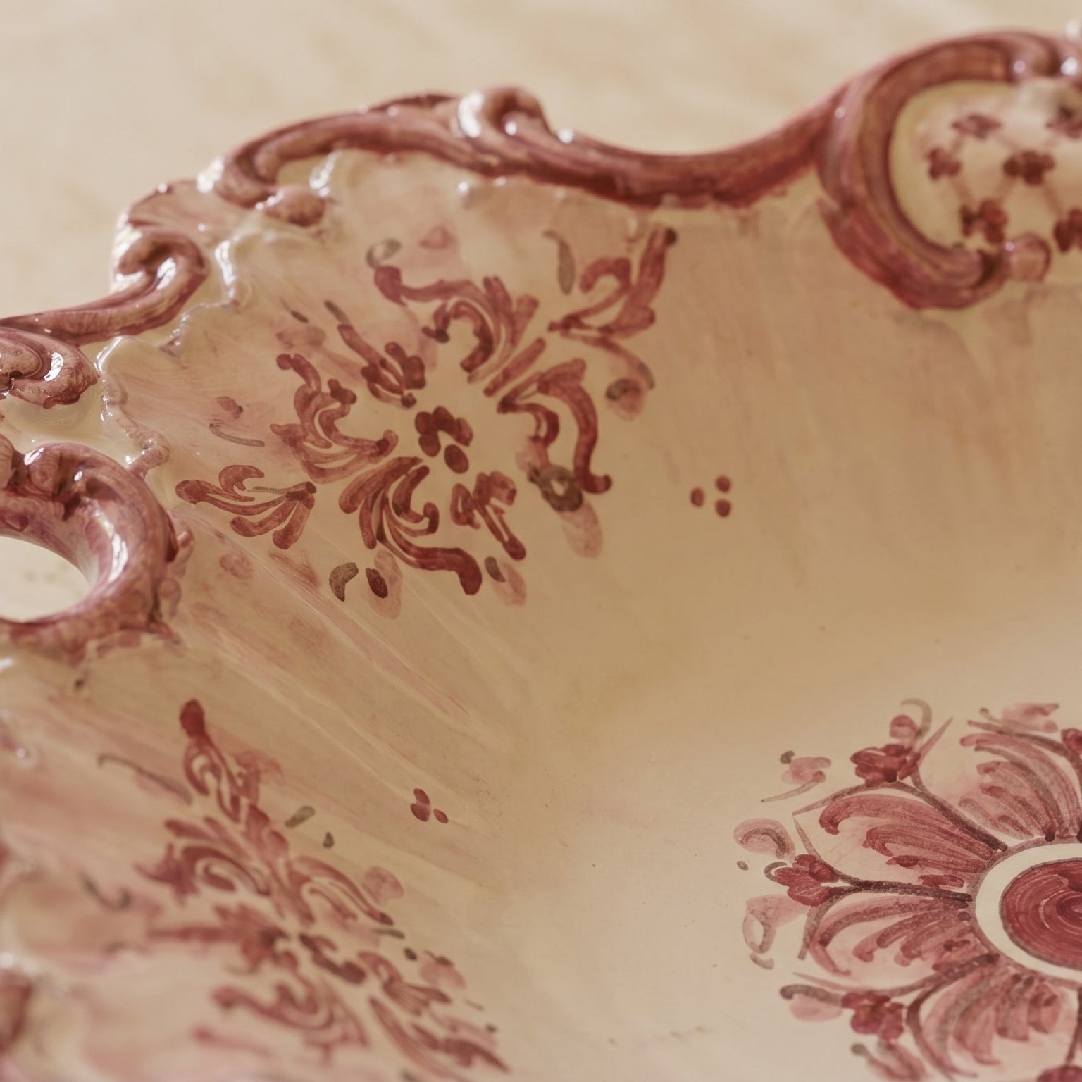 Centrotavola Barocco, Mono Bordeaux, Serie d'Arte. Ceramica siciliana di Caltagirone, Sofia