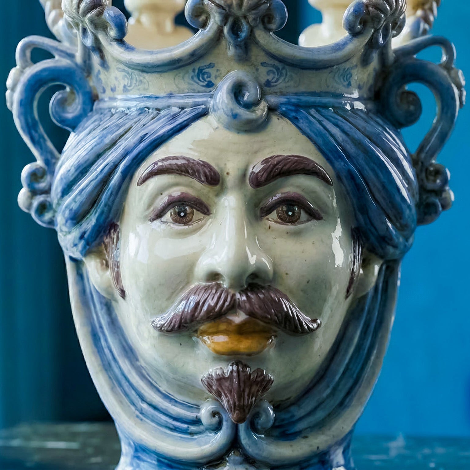 Testa di Moro a Candeliere, Maschio Bianco, Mono Blu. Ceramiche Sofia, Caltagirone