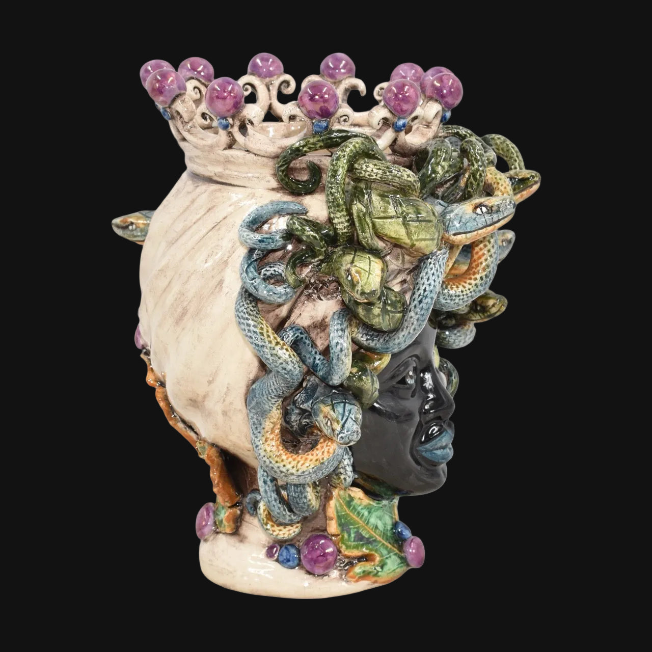 Testa Medusa, Lustro Glicine, chioma di serpenti, gorgone. Ceramica siciliana di Caltagirone, Sofia