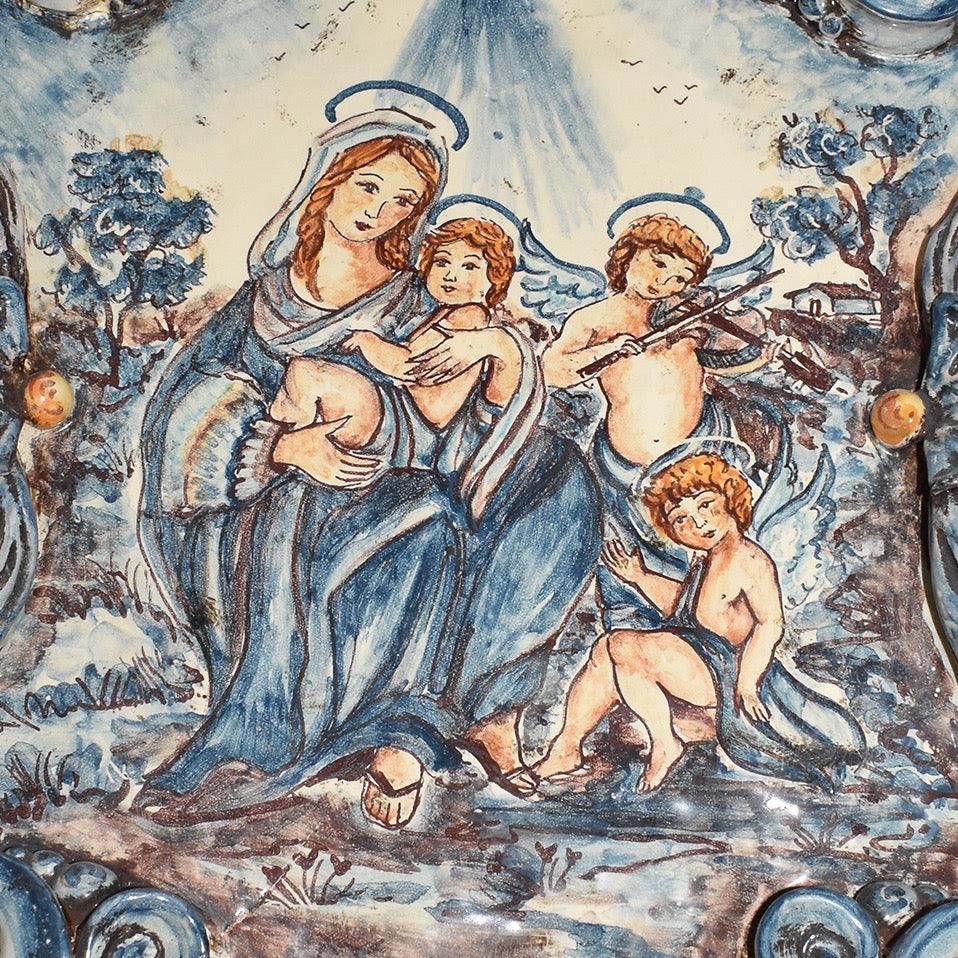 Acquasantiera Maxi Rettangolare, Angeli Musici, Mono Blu, Madonna e Bambino, angeli e paesaggio. Ceramiche Sofia, Caltagirone