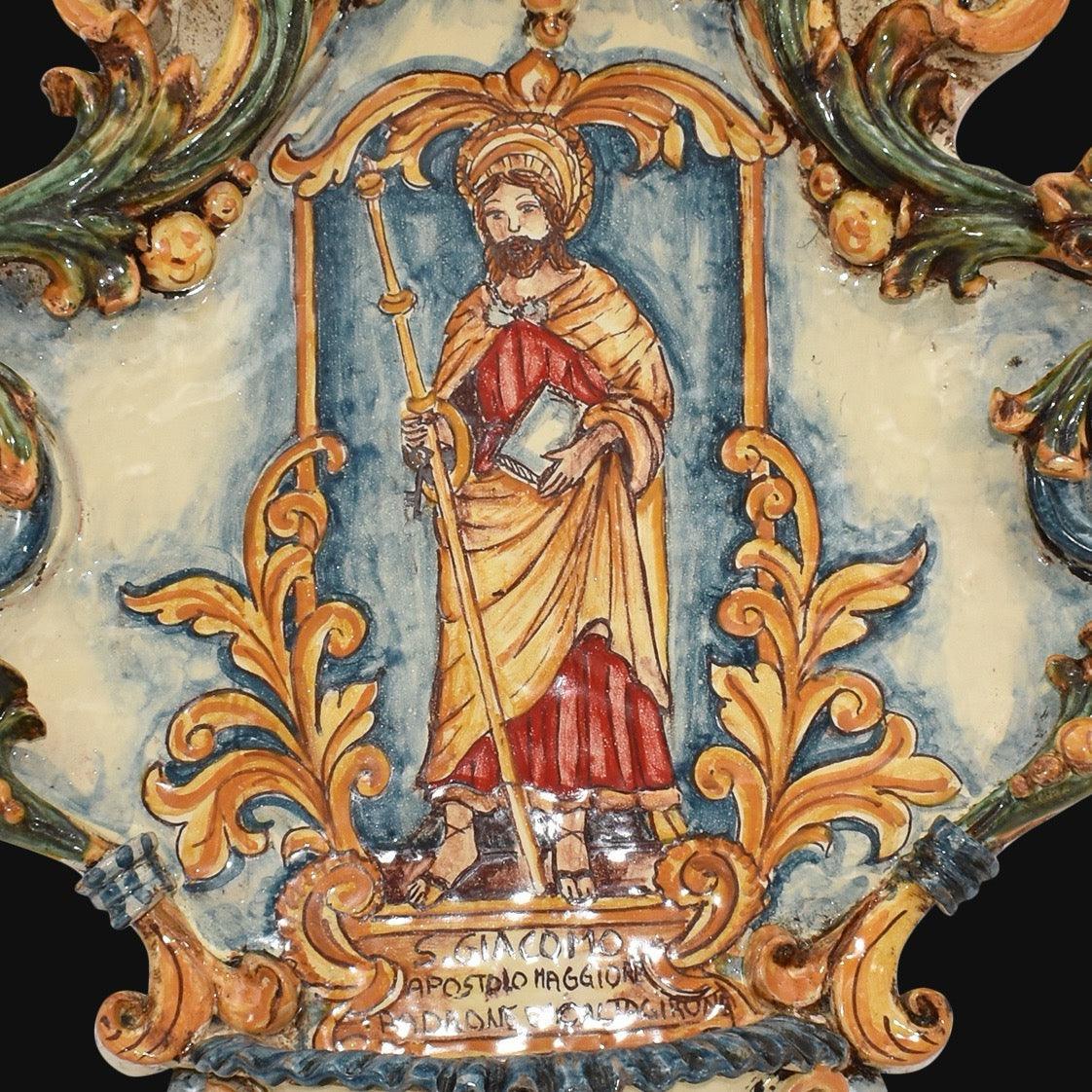 Acquasantiera Maxi Triangolare, San Giacomo Apostolo, Tricolore, decoro barocco. Ceramica siciliana di Caltagirone, Sofia