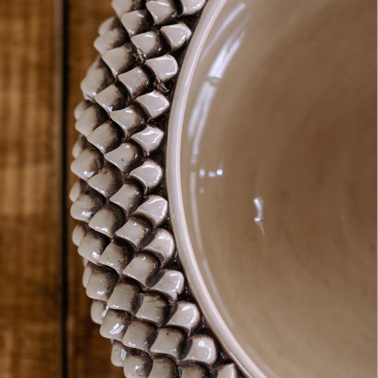 Alzata a Pigna, Madreperla Antichizzato, bordo a pigna, finitura lucida e dettagli artigianali. Ceramiche Sofia, Caltagirone