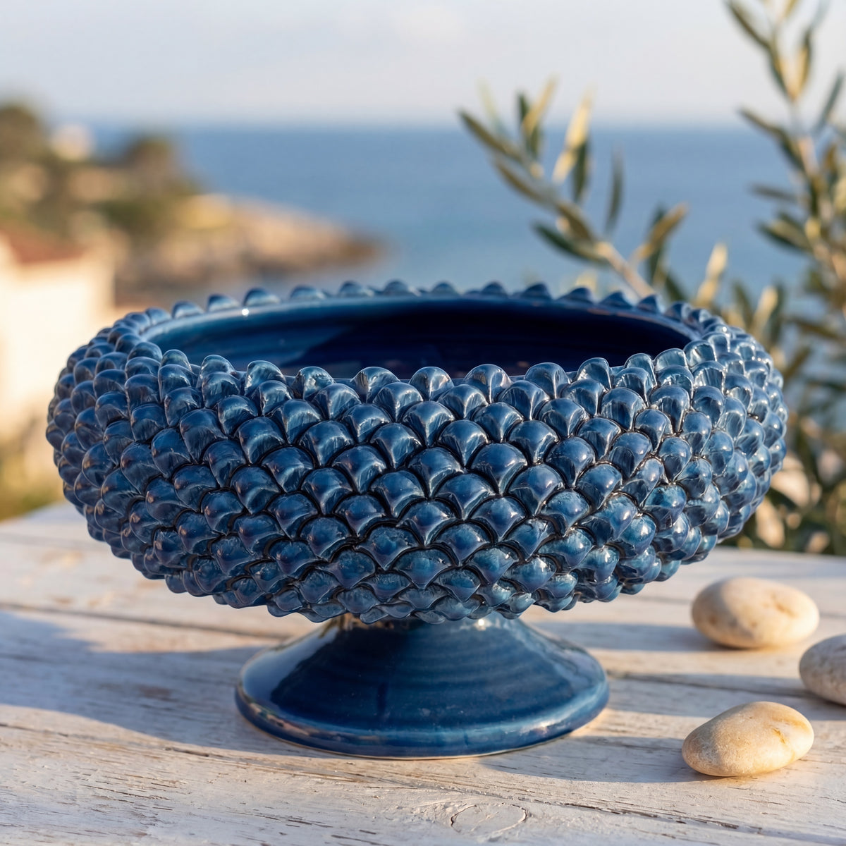 Centrotavola blu ceramiche Caltagirone fatti a mano su tavolo all'aperto, design artigianale