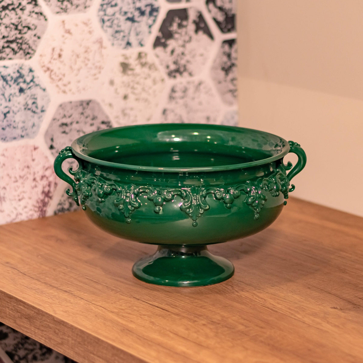 alzata in ceramica verde fatto a mano, ceramiche Caltagirone artistiche su tavolo