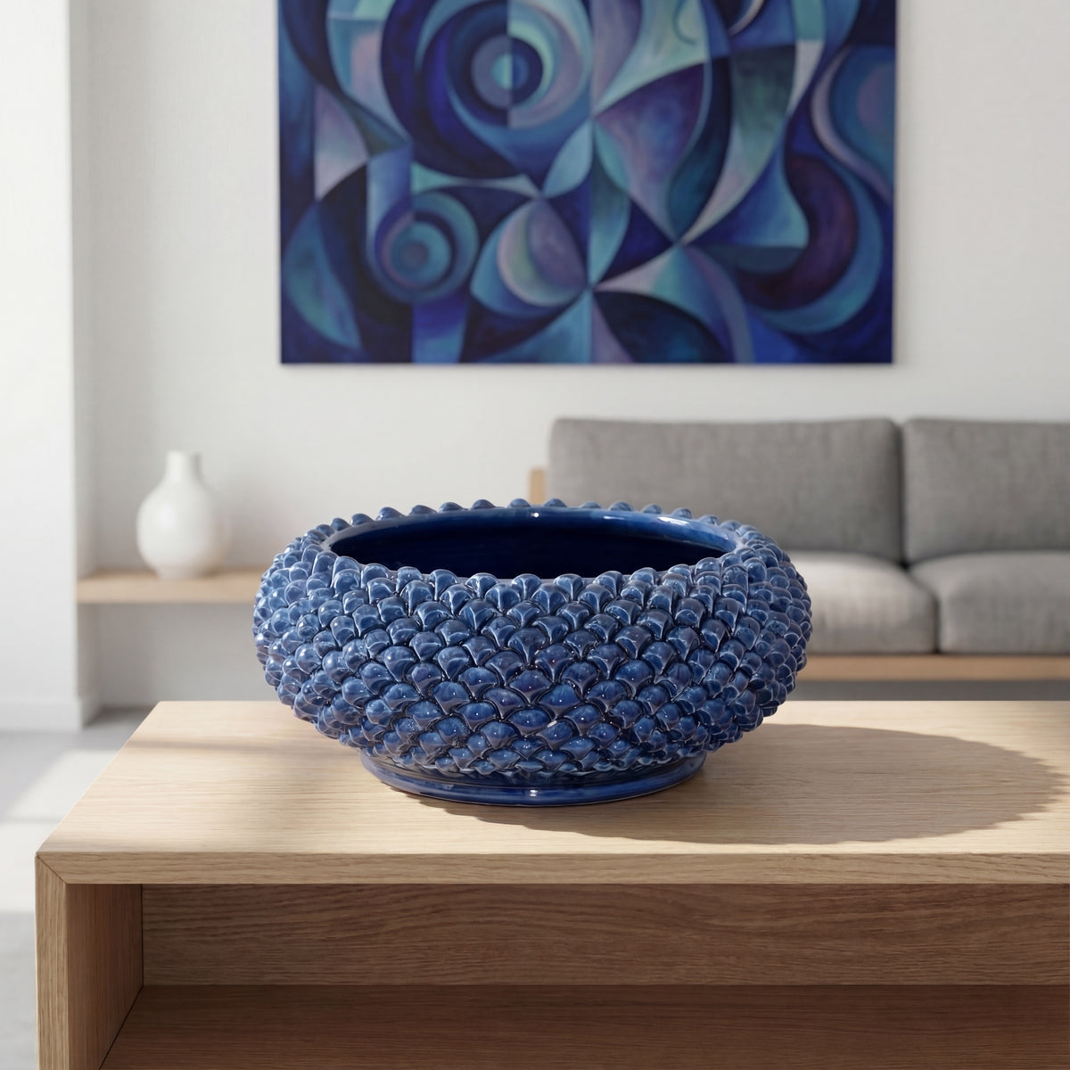Ciotola blu ornamentale in ceramica di Caltagirone fatti a mano su tavolo moderno