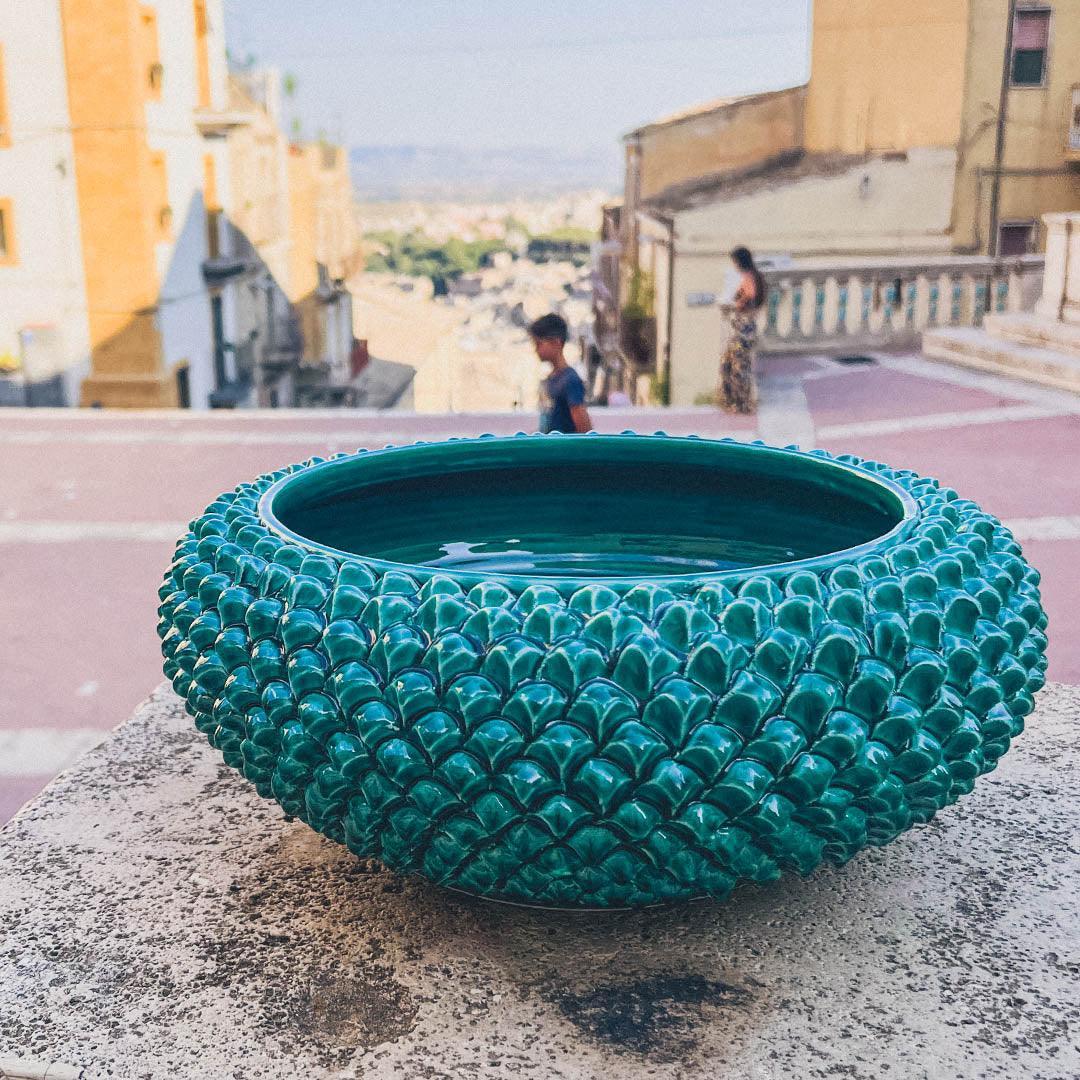 Centrotavola a Pigna, Verde Smeraldo, texture a scaglie. Ceramiche Sofia, Caltagirone