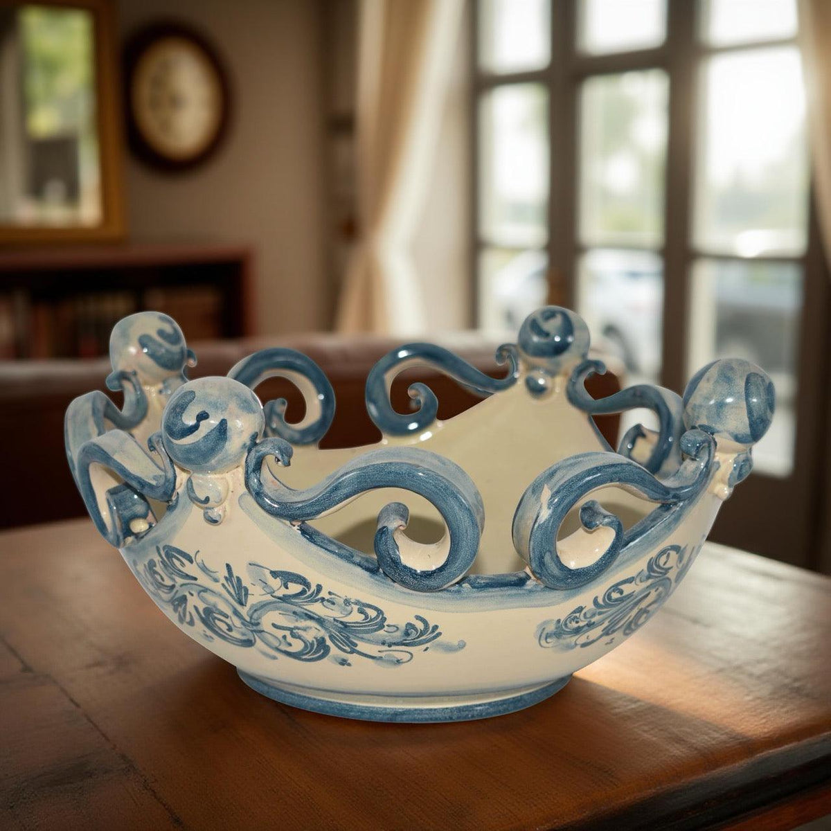 Centrotavola artistico blu ceramiche Caltagirone fatti a mano su tavolo in soggiorno luminoso