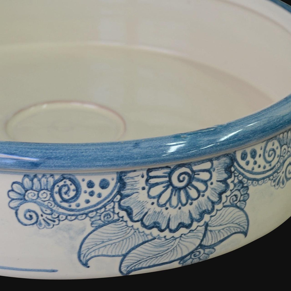 Centrotavola Tondo, Linea Masha, decoro blu floreale e bordo smaltato. Ceramica siciliana di Caltagirone, Sofia