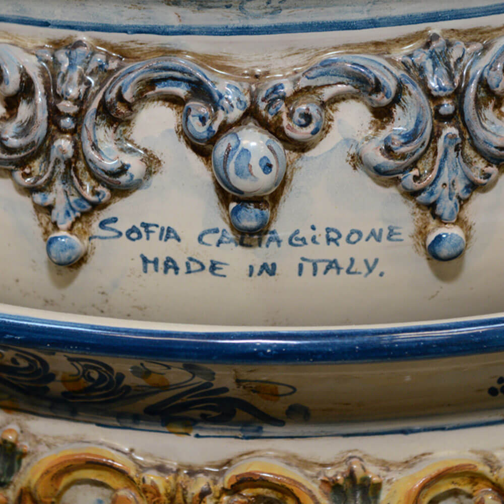 Ceramiche di Caltagirone fatte a mano, dettaglio decorativo blu e bianco con firma Sofia Caltagirone