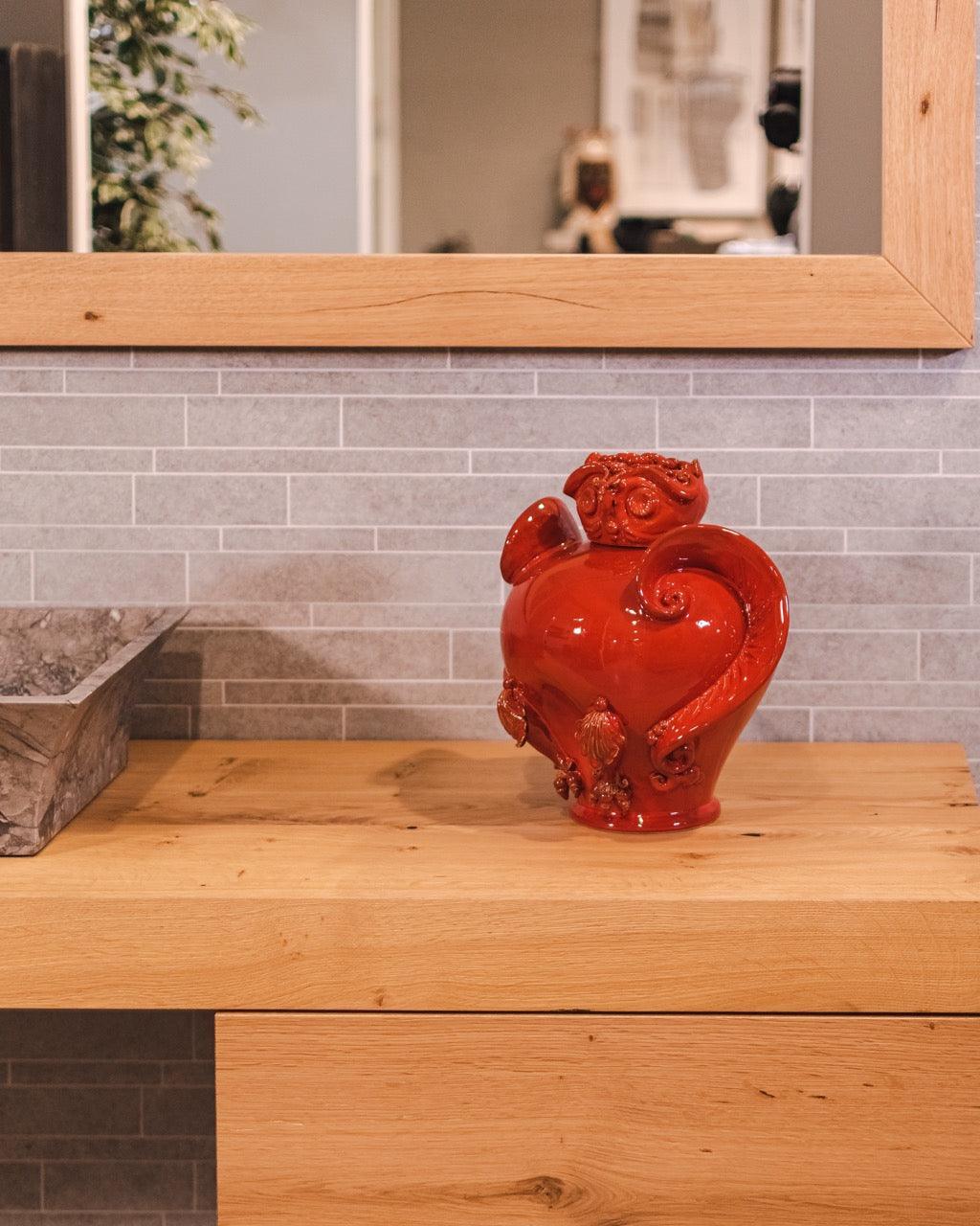 Gufo Potiche, Rosso Fuoco, cuore e dettagli artistici. Ceramica siciliana di Caltagirone, Sofia