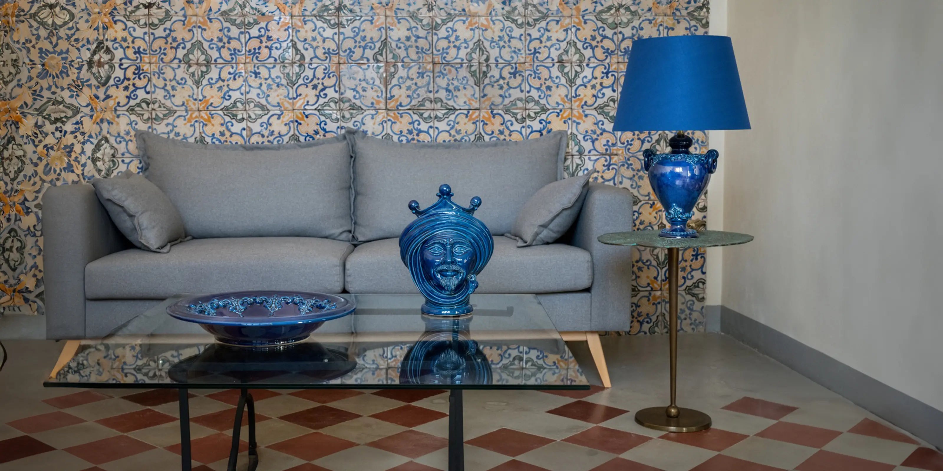 Testa di moro e lampada in ceramica di Caltagirone fatta a mano, blu intenso su tavolino in soggiorno
