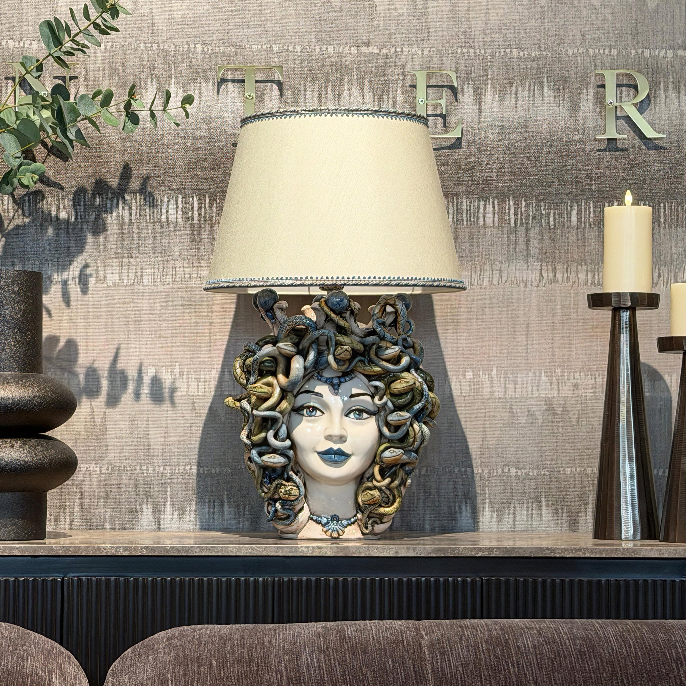 Lume a Testa Medusa, Femmina, chioma di serpenti, mito greco. Ceramiche Sofia, Caltagirone