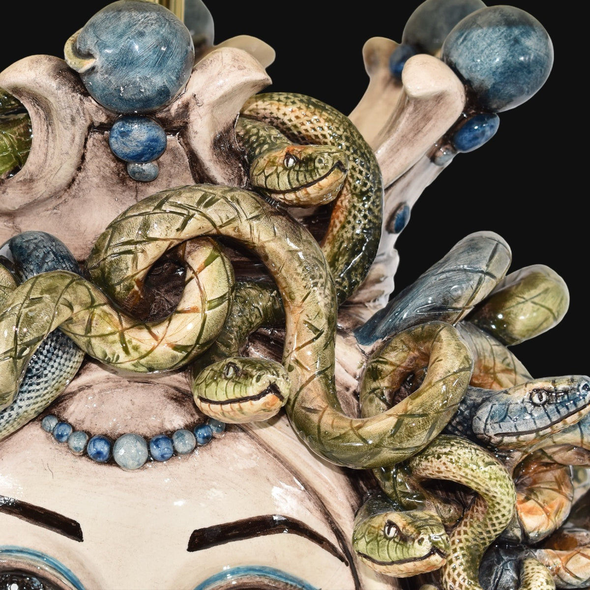 Lume a Testa Medusa, Femmina, chioma di serpenti, mito greco. Ceramiche Sofia, Caltagirone