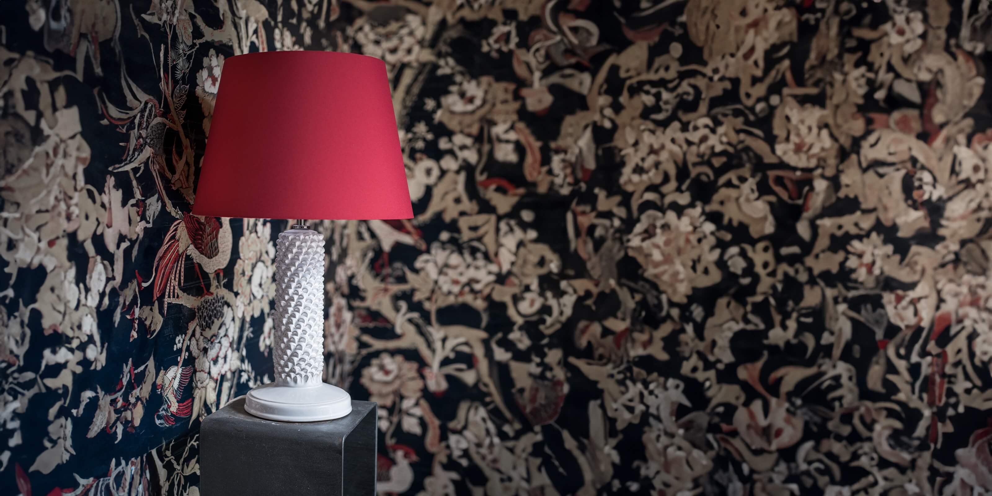Lampada in ceramica bianca fatta a mano con paralume rosso, stile Caltagirone