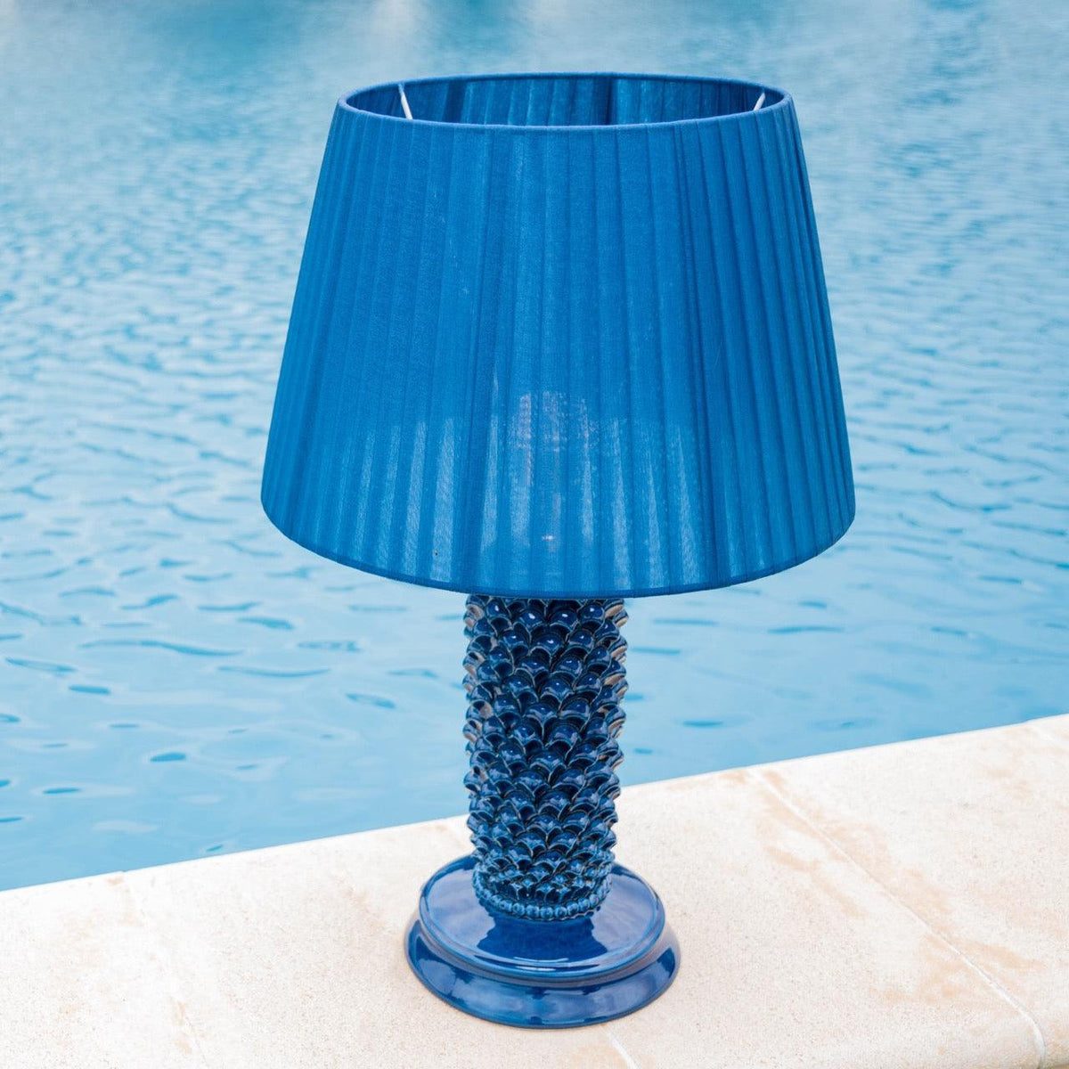 Lume Pigna Cilindro, Blu Intenso, paralume plissettato. Ceramiche Sofia, Caltagirone