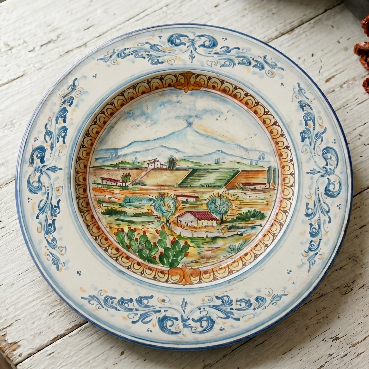 Piatto Cappello Prete, Con Paesaggio Etna, Serie d'arte in Blu e Arancio. Ceramica siciliana di Caltagirone, Sofia