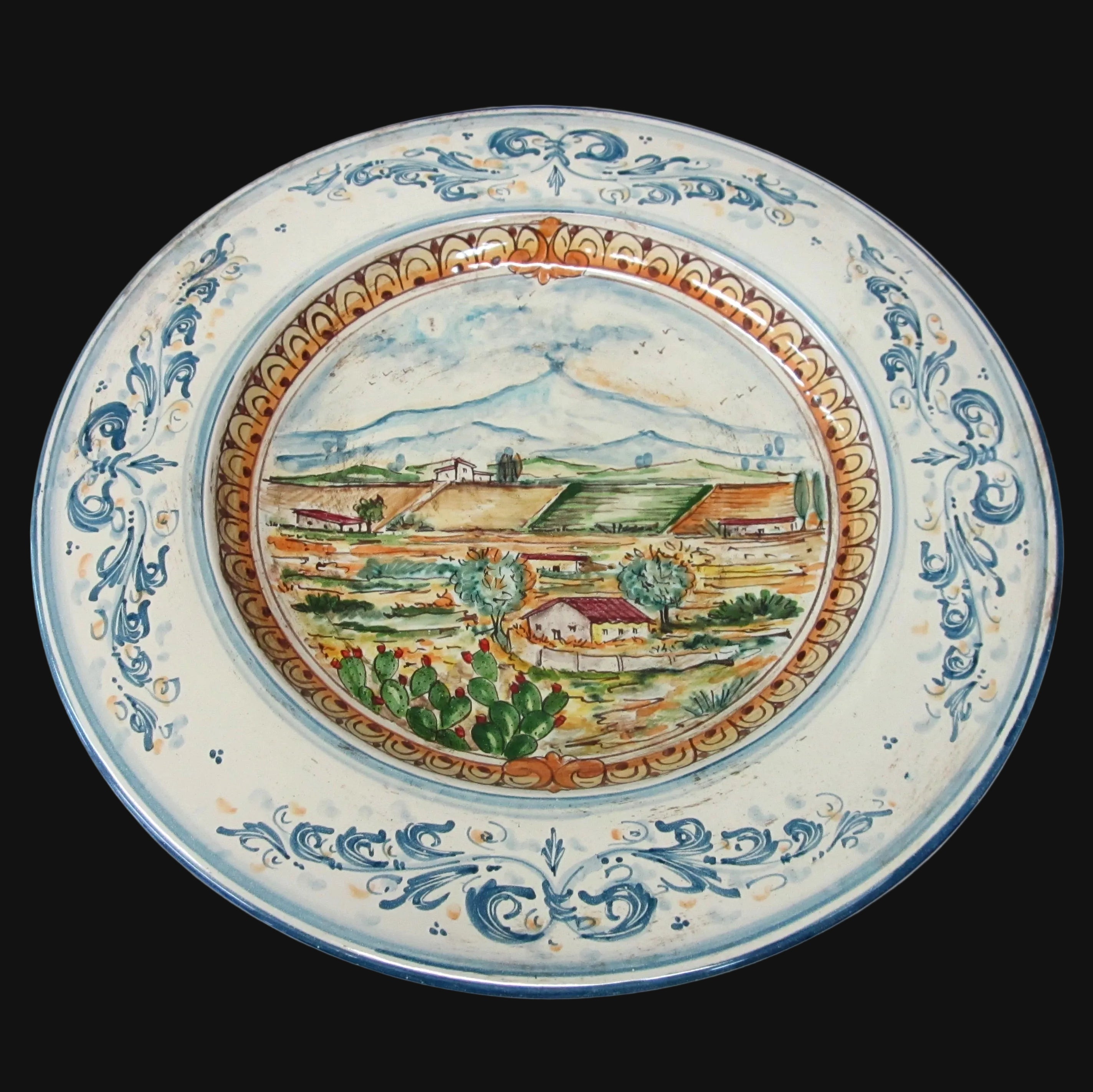 Piatto Cappello Prete, Con Paesaggio Etna, Serie d'arte in Blu e Arancio. Ceramica siciliana di Caltagirone, Sofia