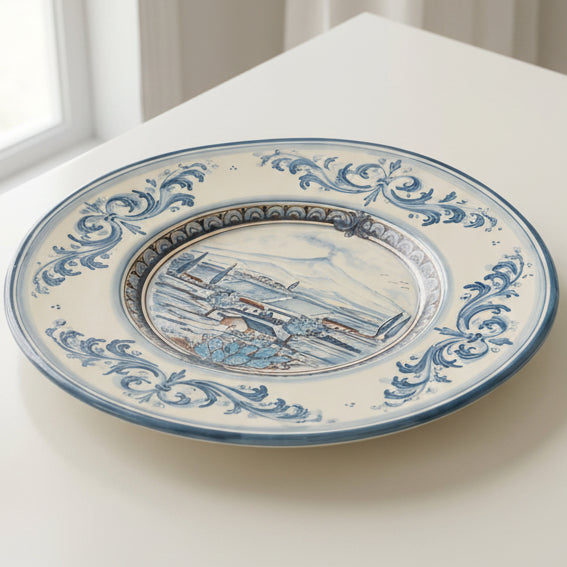 Piatto Cappello Prete, Con Paesaggio Etna, Serie d'arte Mono Blu. Ceramica siciliana di Caltagirone, Sofia