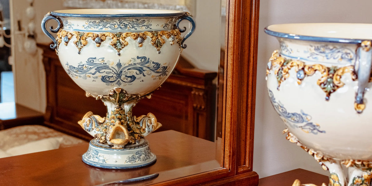 Ceramiche di Caltagirone fatte a mano con decori blu e dorati, vaso elegante su piedistallo