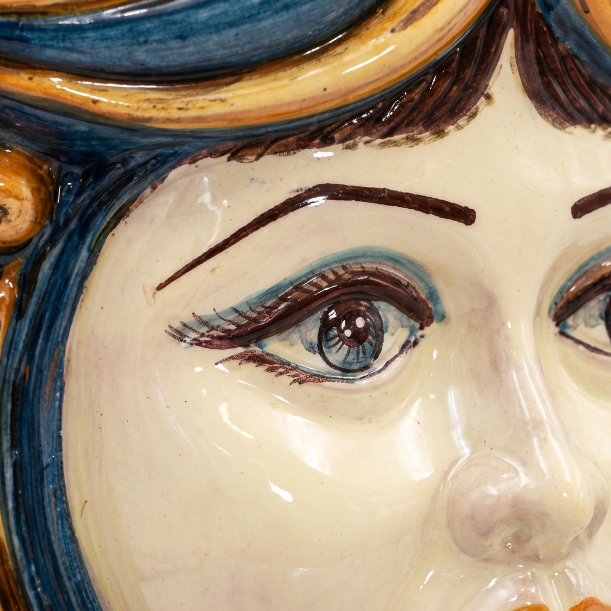 Pouf a Testa con seduta, Decoro in blu e arancio femmina, decoro barocco, volto. Ceramiche Sofia, Caltagirone