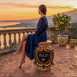 Pouf a Testa con seduta, Decoro in blu e arancio Maschio moro. Ceramica siciliana di Caltagirone, Sofia