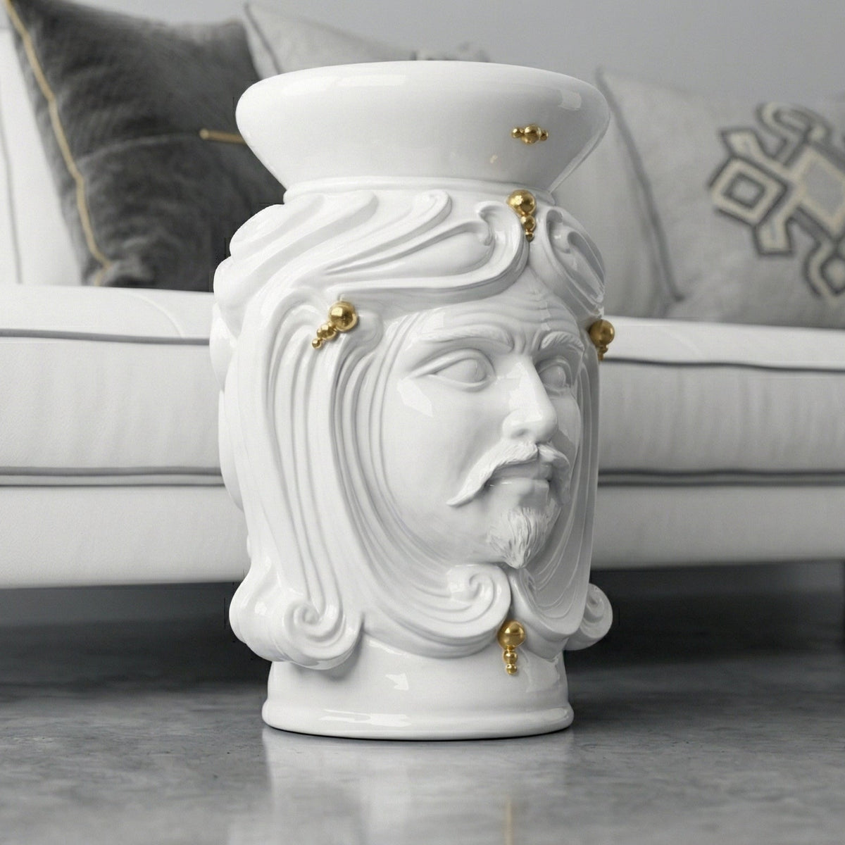 Pouf a Testa white and Gold maschio, volto, oro zecchino. Ceramica siciliana di Caltagirone, Sofia