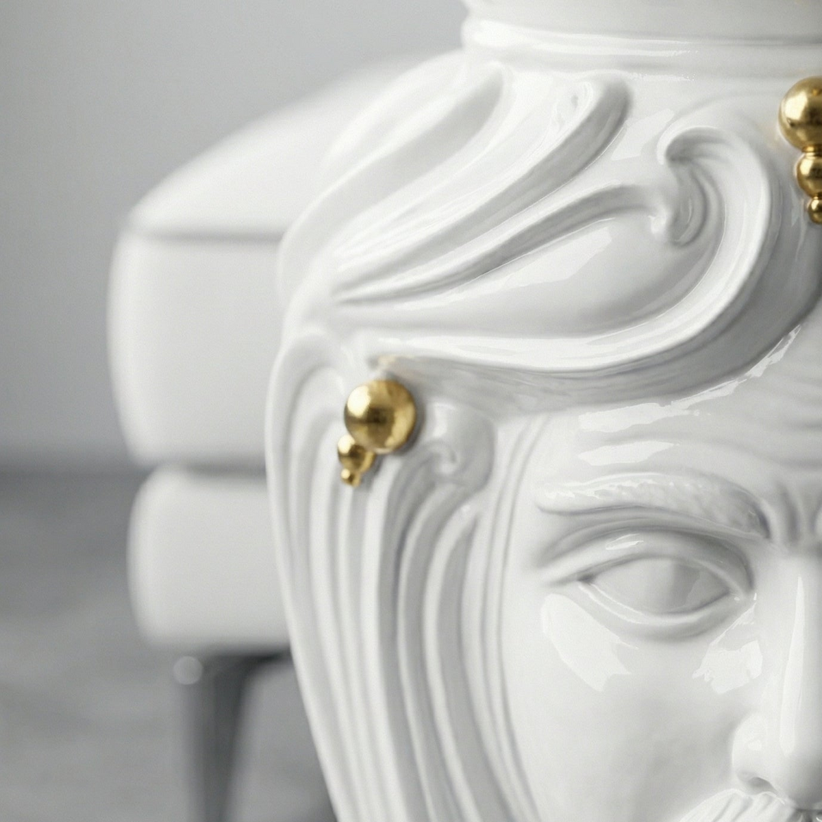 Pouf a Testa white and Gold maschio, volto, oro zecchino. Ceramica siciliana di Caltagirone, Sofia