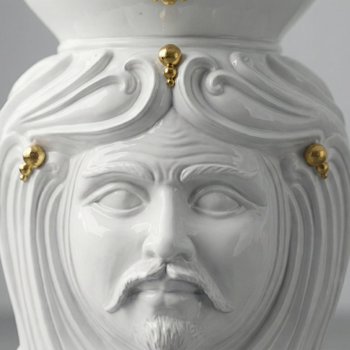 Pouf a Testa white and Gold maschio, volto, oro zecchino. Ceramica siciliana di Caltagirone, Sofia