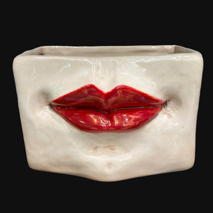 Scatola con Espressione, Madreperla Antichizzata con Dettagli Oro, labbra, coperchio. Ceramiche Sofia, Caltagirone