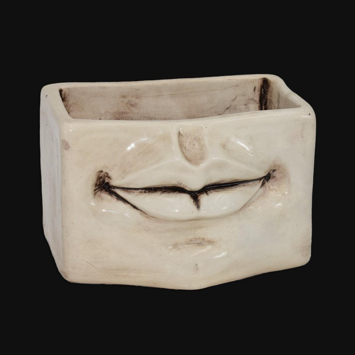 Scatola con Espressione, Madreperla Antichizzato, labbra stilizzate. Ceramica siciliana di Caltagirone, Sofia