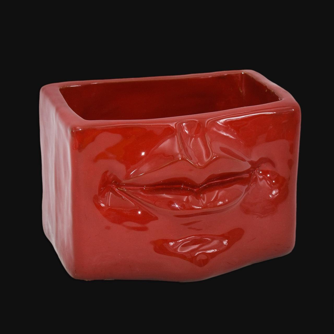 Scatola con Espressione, Rosso Fuoco, labbra scolpite. Ceramica siciliana di Caltagirone, Sofia