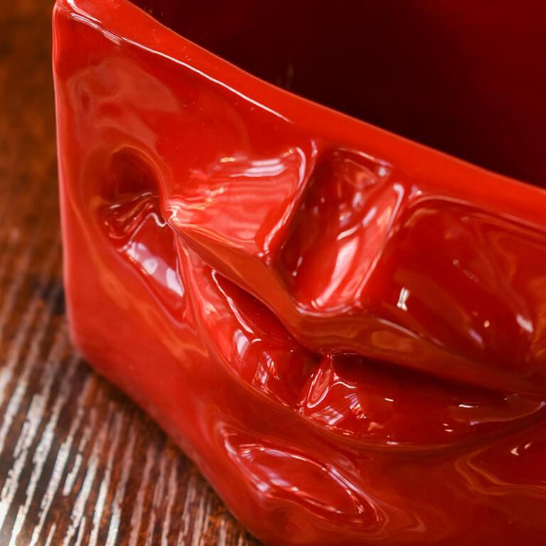 Scatola con Espressione, Rosso Fuoco, finitura lucida e dettagli scolpiti. Ceramica siciliana di Caltagirone, Sofia