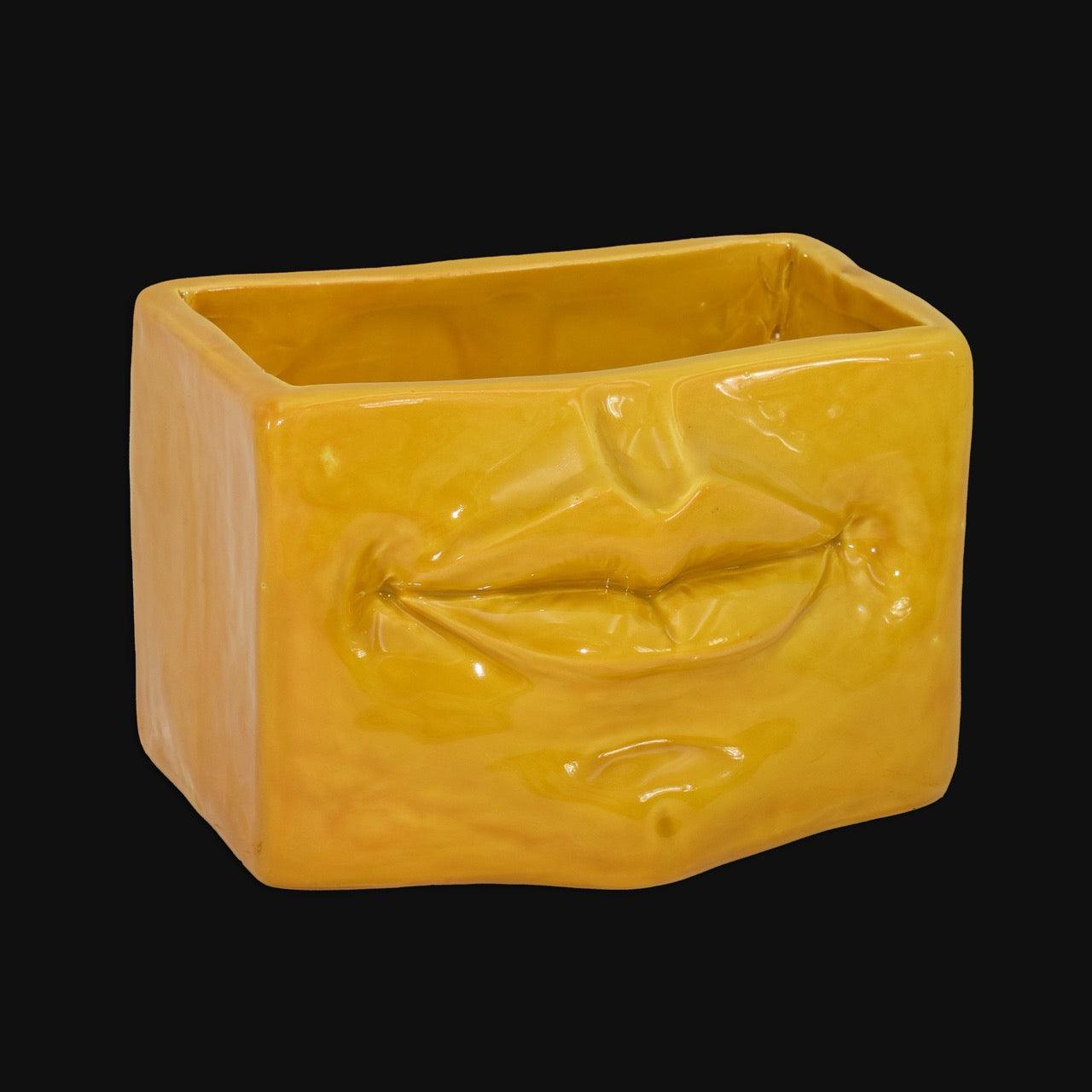 Scatola con Espressione, Senape, labbra scolpite. Ceramiche Sofia, Caltagirone