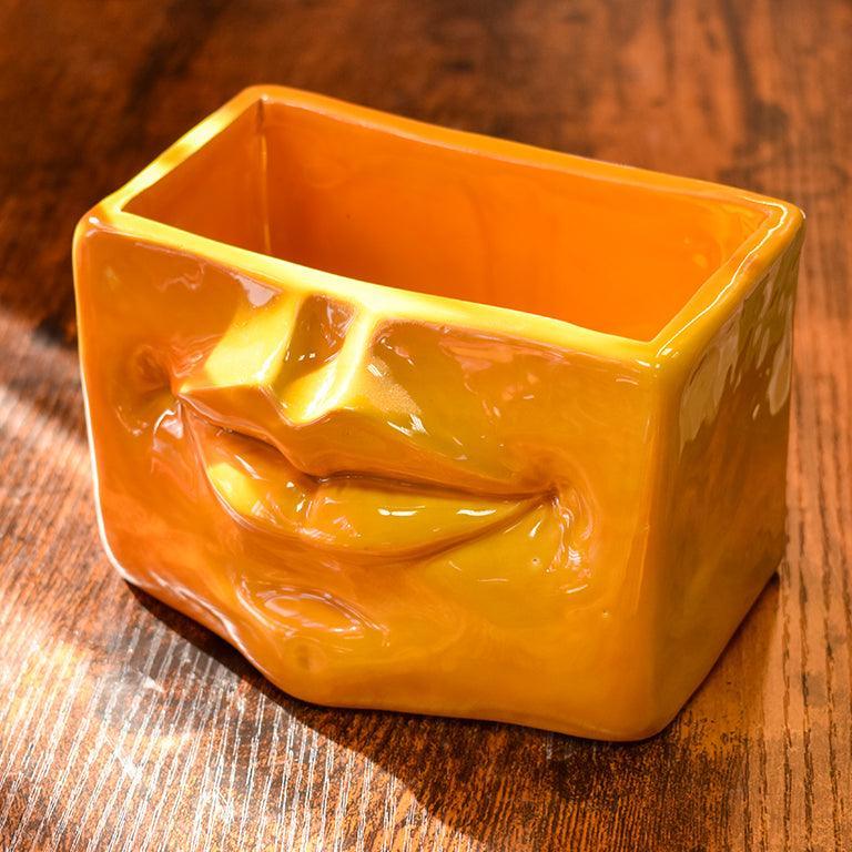Scatola con Espressione, Senape, labbra scolpite, colore arancione brillante. Ceramiche Sofia, Caltagirone