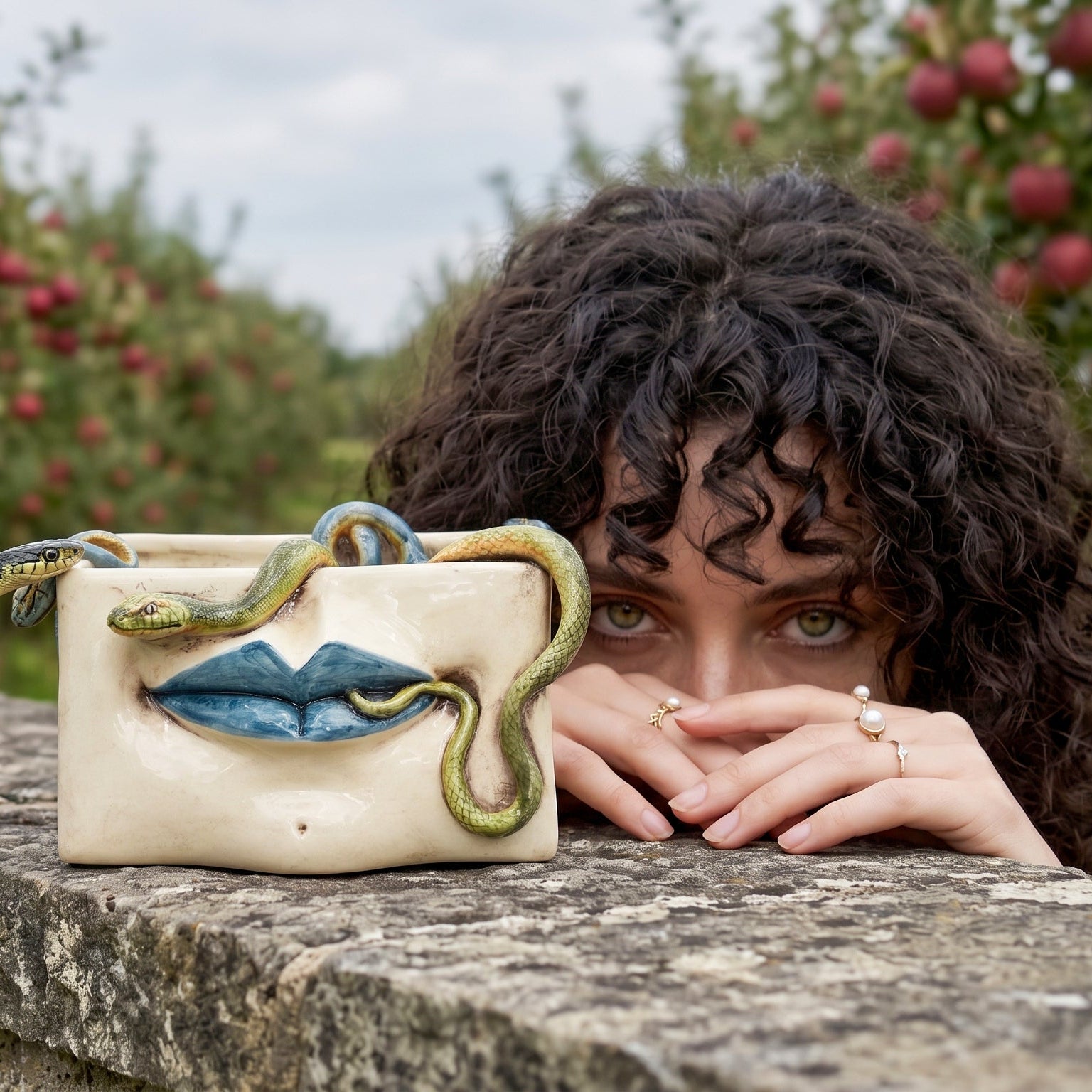 Scatola Medusa, Labbra Blu e Serpenti Applicati, Madreperla Antichizzato. Ceramica siciliana di Caltagirone, Sofia