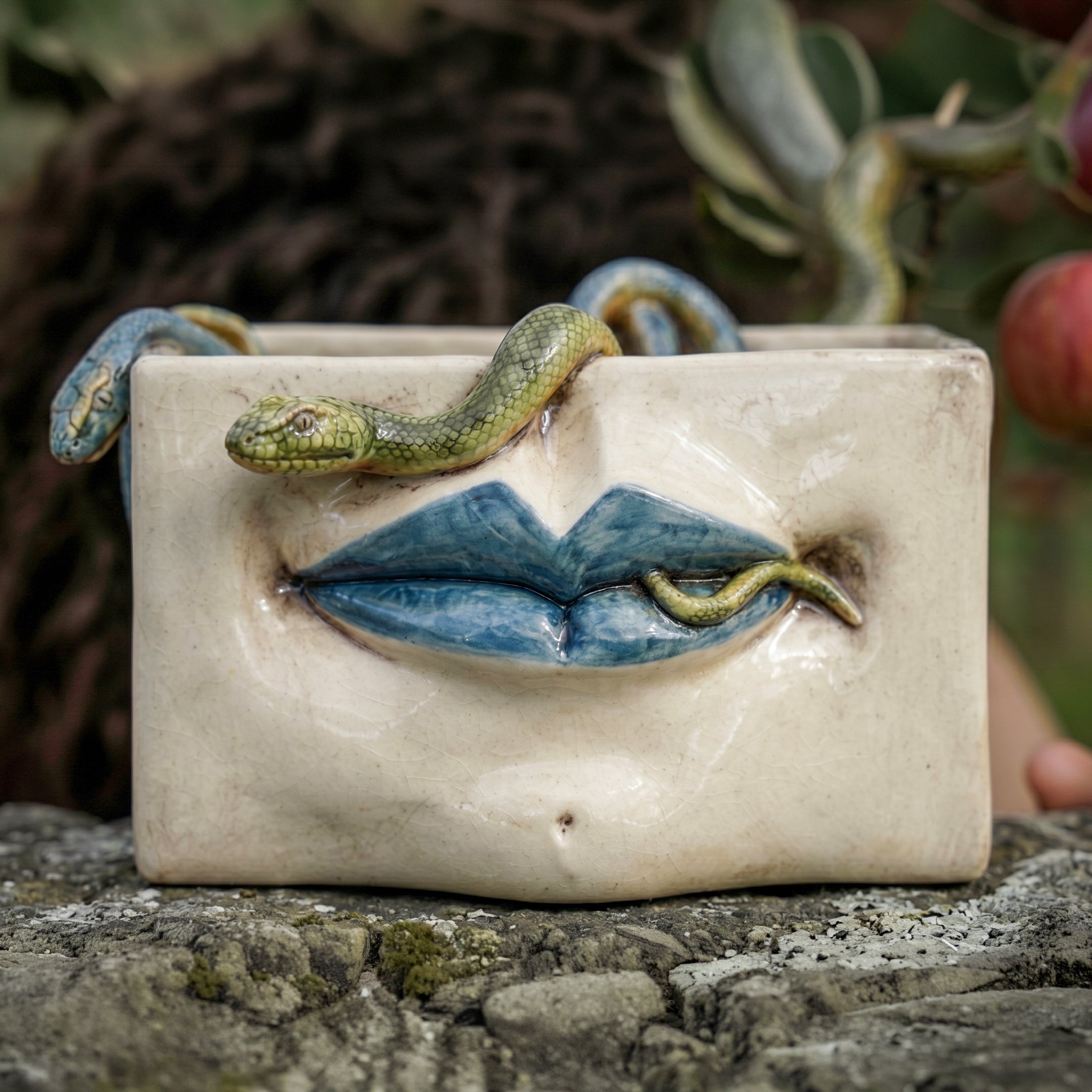 Scatola Medusa, Labbra Blu e Serpenti Applicati, Madreperla Antichizzato. Ceramica siciliana di Caltagirone, Sofia