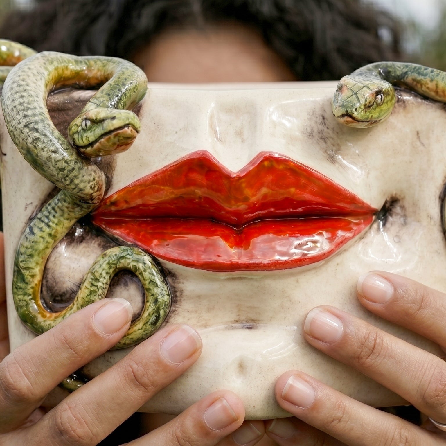 Scatola Medusa, Labbra Oro e Lustri, Serpenti Applicati, Madreperla Antichizzato. Ceramiche Sofia, Caltagirone
