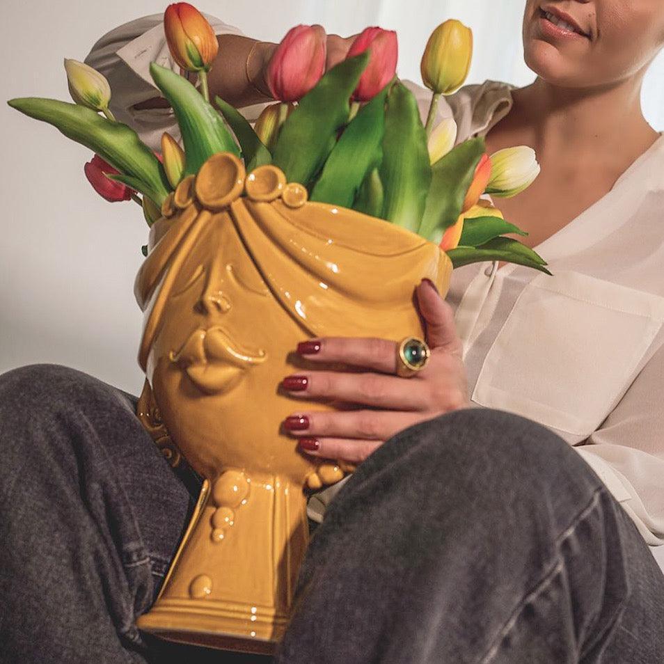 Testa Zahira, Donna, Senape, tulipani colorati. Ceramica siciliana di Caltagirone, Sofia