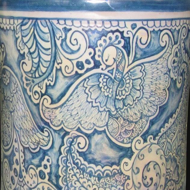 Vaso a Cilindro, Linea Masha, decori blu e bianchi, motivo uccello stilizzato. Ceramiche Sofia, Caltagirone