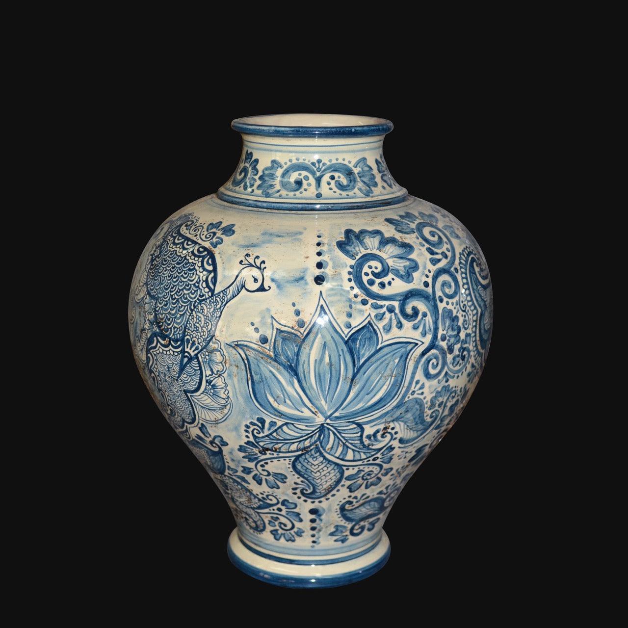 Vaso ceramica Caltagirone fatto a mano con motivi blu e bianchi, pavone e fiore di loto
