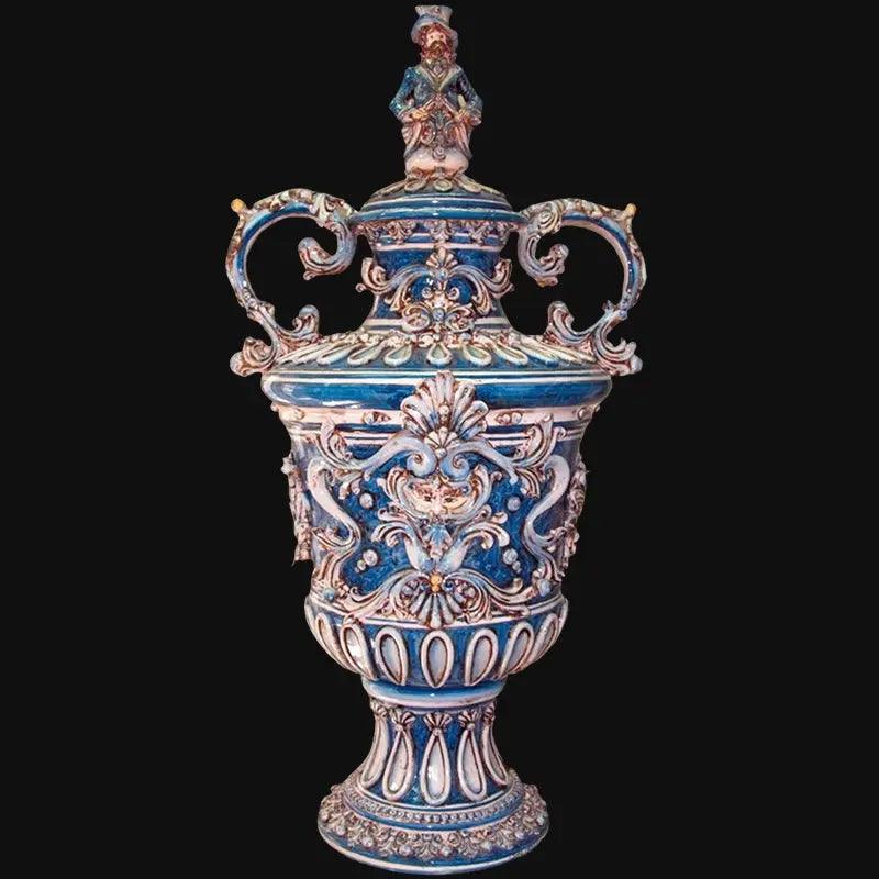 Vaso Monumentale, Mono Blu, Serie Limitata, decori barocchi e figura sulla cima. Ceramica siciliana di Caltagirone, Sofia