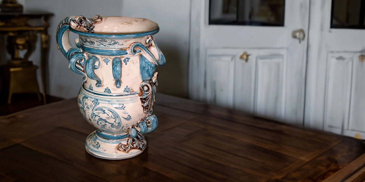 Versatoio in ceramica Caltagirone fatti a mano decorato blu e bianco su tavolo di legno