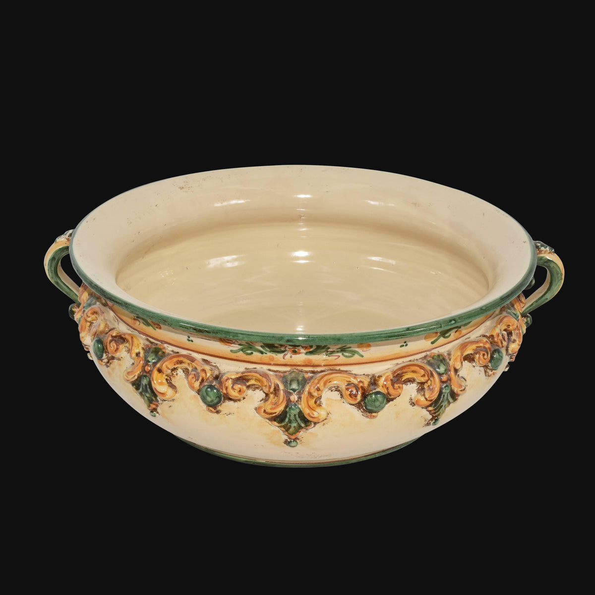Ceramica di Caltagirone fatta a mano con decori barocchi e manici, colore crema e verde