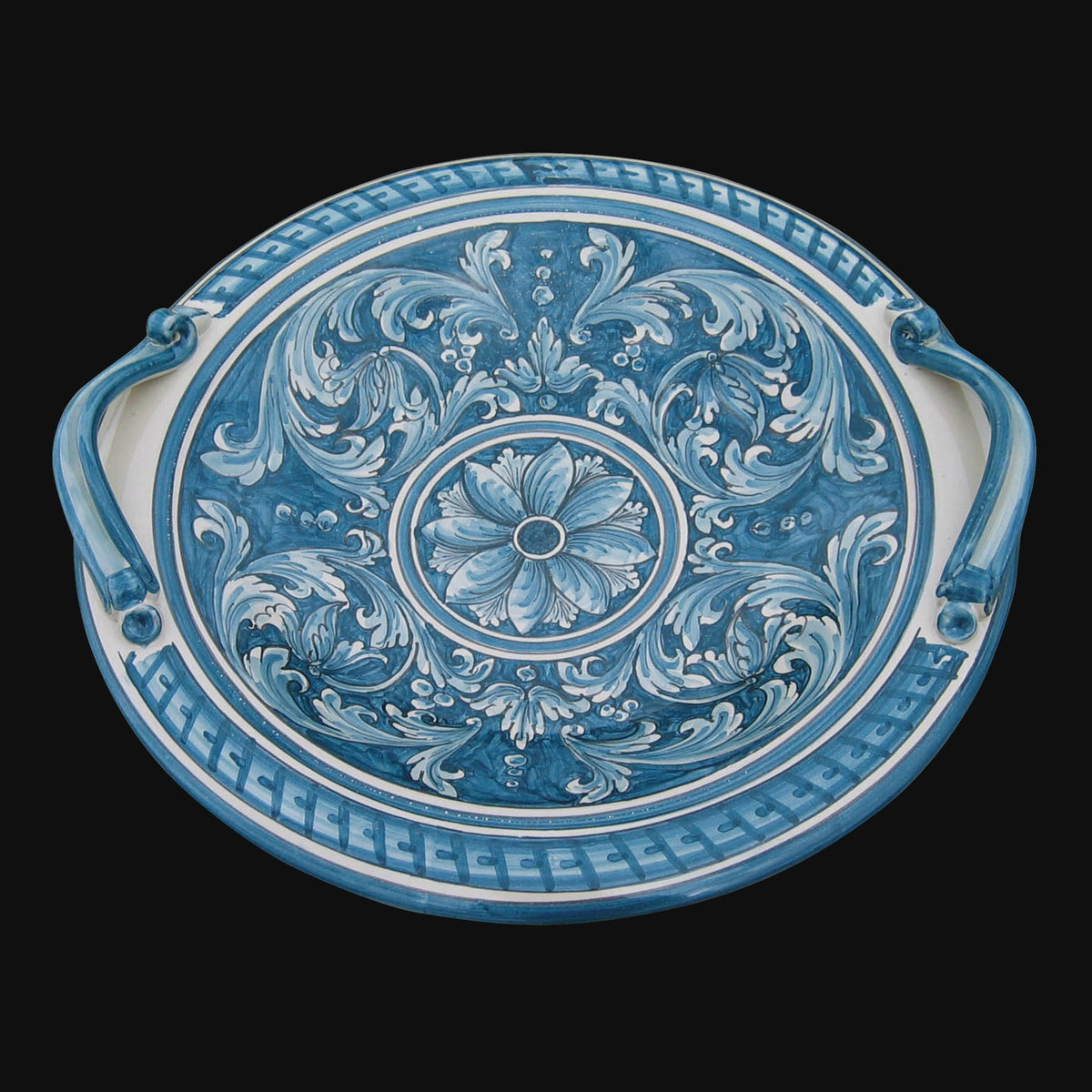 Ceramiche di Caltagirone fatti a mano con motivi floreali blu e manici decorativi, arte tradizionale siciliana