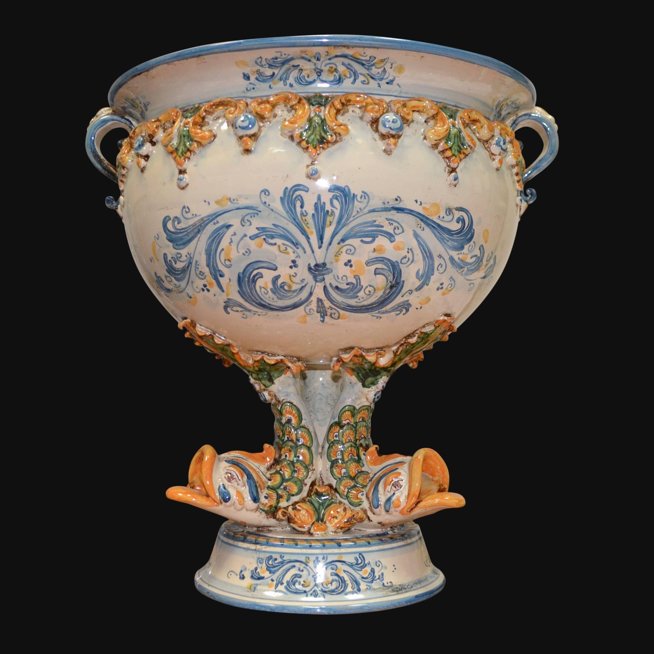 Ceramiche di Caltagirone fatti a mano con decori blu, arancio e verde su fondo bianco, stile tradizionale siciliano