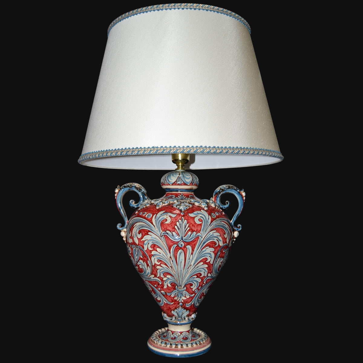 Lampada in ceramica di Caltagirone fatta a mano con decori rossi e blu, paralume beige
