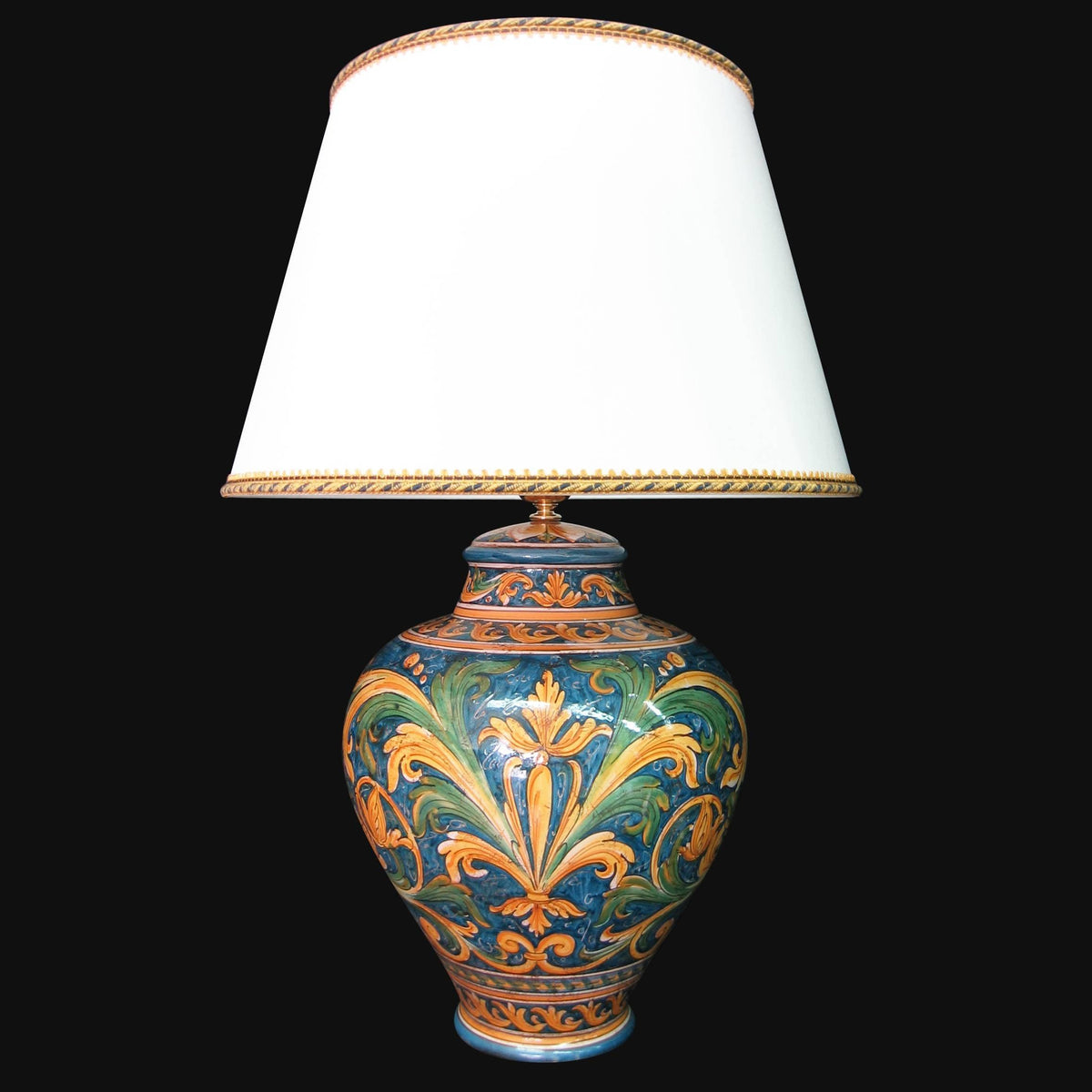 Lampada in ceramica di Caltagirone fatta a mano con decori floreali colorati e paralume bianco